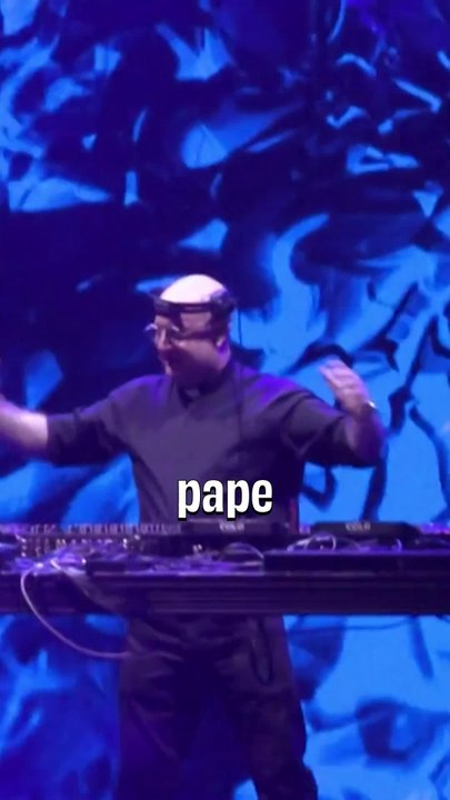 Un prêtre organise une rave en hommage au pape François