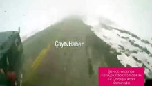 Sollama terörü sisle birleşti! Artvin-Ardahan yolunda minibüs tırla kafa kafaya çarpıştı!
