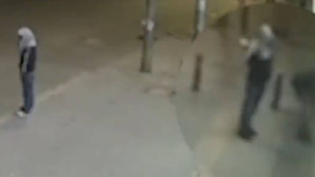 VIDEO | Ladrones rompieron candados en plena madrugada en Bogotá, pero un detalle frustró el robo