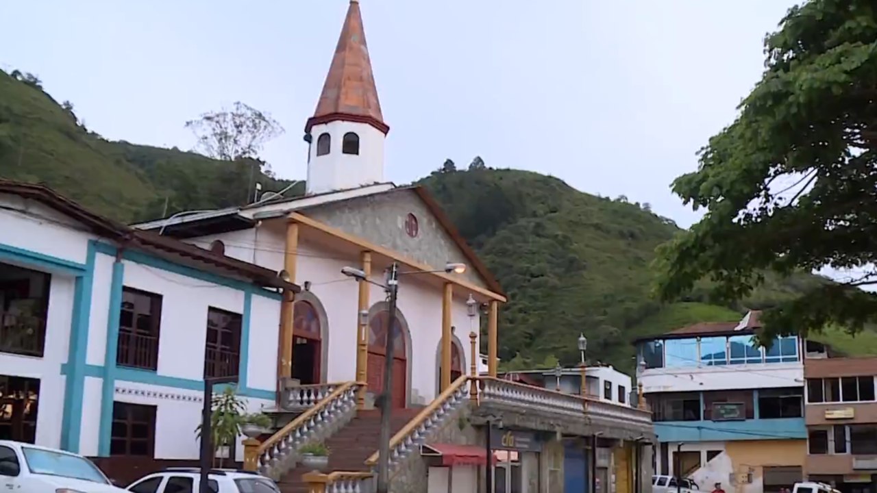 Piden suspender los diálogos de paz tras ataques con dron que han desplazado a 83 familias en Briceño
