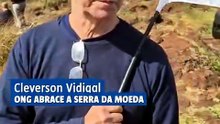 Manifestantes fazem abraço simbólico na Serra da Moeda