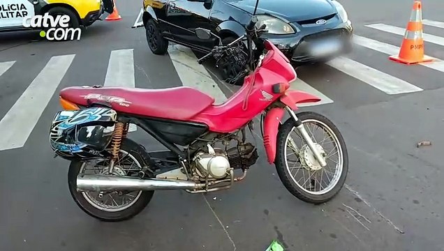 Motociclista fica ferido após batida com carro em cruzamento de Toledo