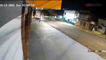 Câmera flagra mulher pulando de carro para escapar de agressão no PR; veja