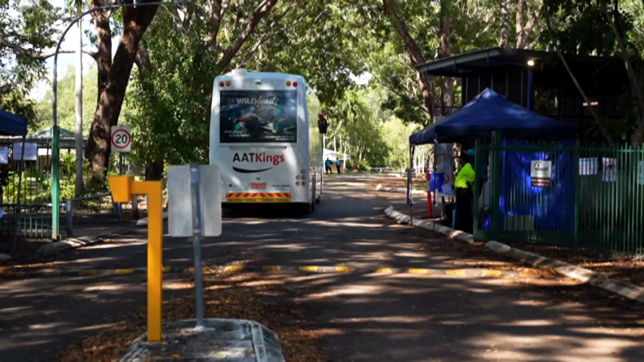 Remote NT residents evacuated to Batchelor say security ‘treating us like prisoners’