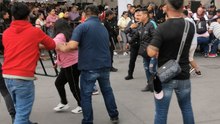 Manifestantes derriban vallas y se enfrentan con policías en el Zócalo de la CDMX