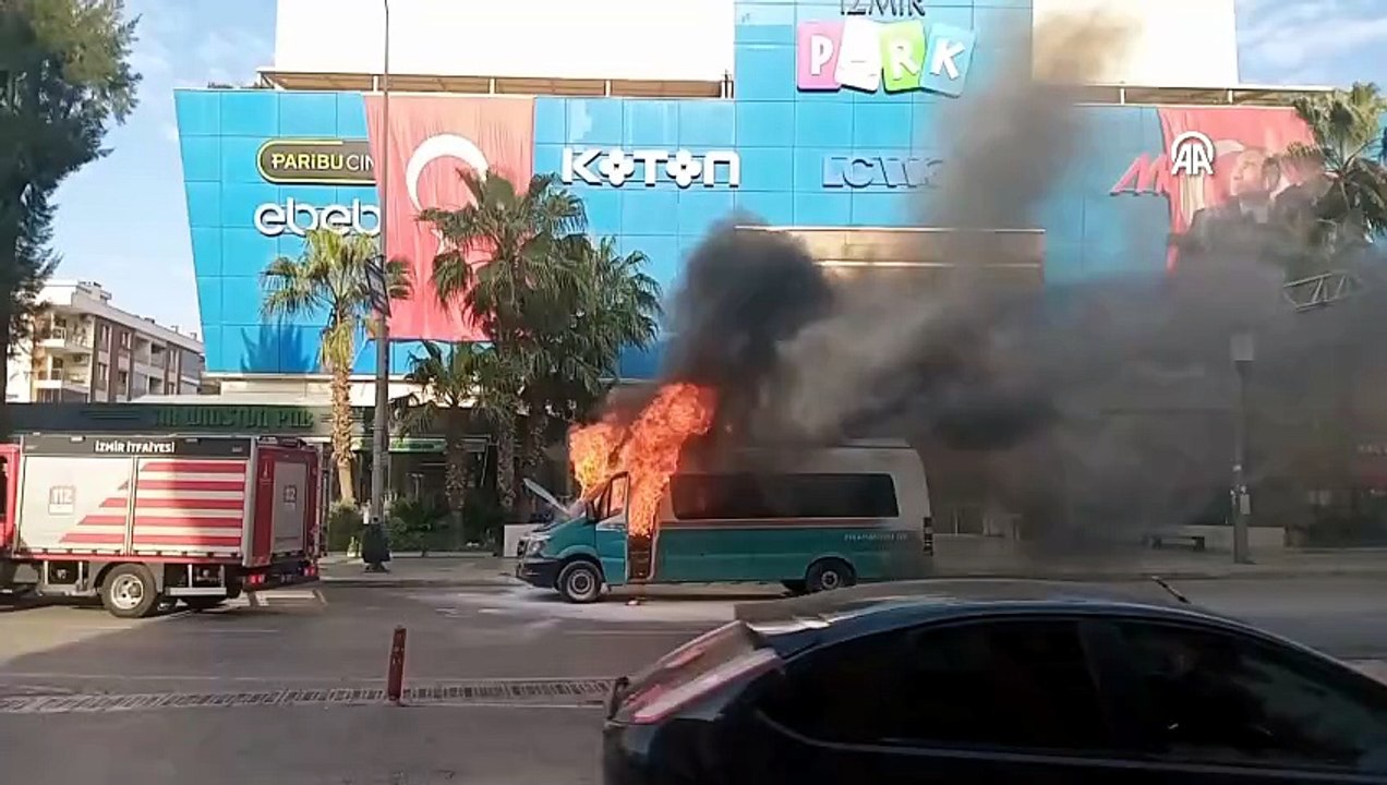 İzmir’de seyir halindeki dolmuşta korkutan yangın: O anlar kamerada