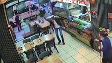 Restoran nefes borusuna yiyecek kaçan kişi Heimlich manevrasıyla kurtarıldı