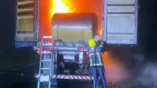 Caminhão pega fogo e trecho da BR-277 é bloqueado, em Balsa Nova