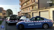 Donna si getta dalla finestra con 3 figli, sopralluogo nell'appartamento