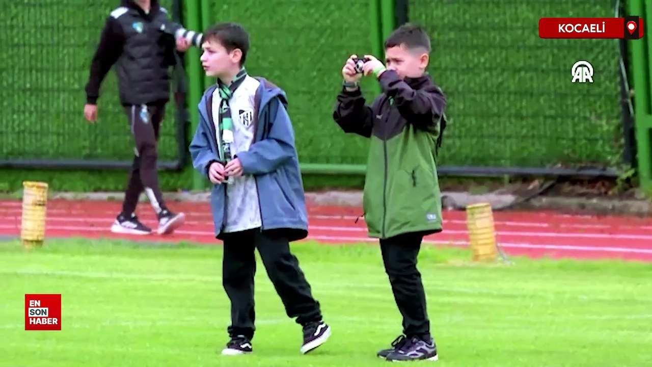 Serdar Dursun’dan minik taraftara dijital kamera sürprizi