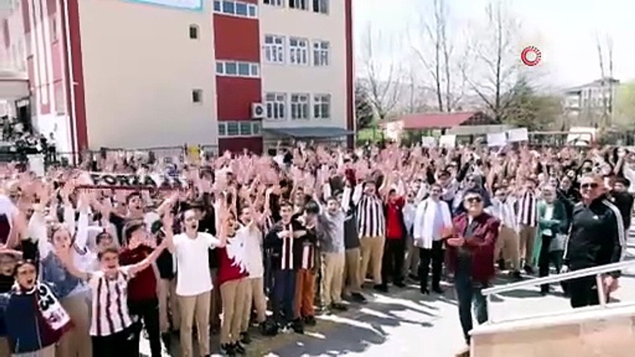 Takım kaptanına sarılmak için gözyaşı döken öğrenciye anlamlı jest | Ajansspor | IHA