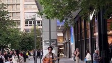 Ο Πάνος Βλάχος έκανε... σκηνή την Ερμού & έγινε καλλιτέχνης του δρόμου! Σάστισαν οι περαστικοί