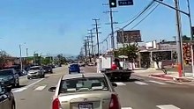 Etats-Unis: Regardez les images de ce petit avion qui, en voulant atterrir, percute un poteau électrique et des câbles à haute tension - Le pilote gravement blessé - VIDEO
