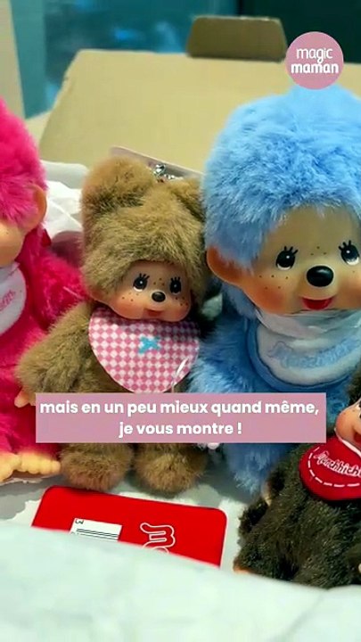 La peluche de notre enfance Monchhichi fait son grand retour… et s’accroche désormais à nos sacs !