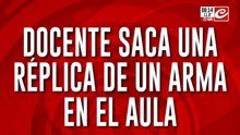 Tremendo: docente amenaza a sus alumnos utilizando la réplica de un arma