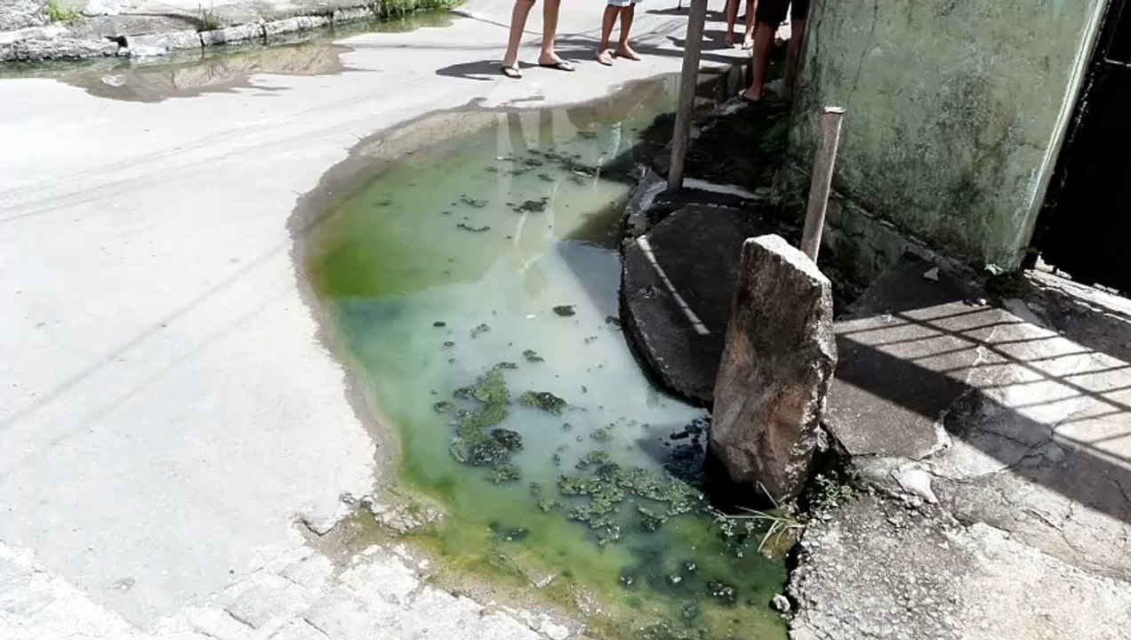 Como a Infraestrutura de Esgoto Falha Está Afetando Moradores da Rua Potiretama, Bairro do Totó: Uma Avaliação Diária de Desafios e Problemas de Saúde".