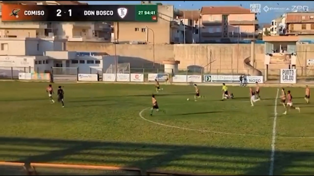 "Porca miseria! Porca miseria!". Sbaglia un gol a porta vuota e il telecronista perde la testa