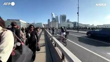 Londinesi a piedi a causa dello sciopero dei macchinisti della metropolitana