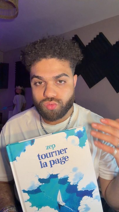 🚨 Zep sort “Tourner la Page” aujourd’hui !Zep signe un nouvel album BD chez Rue de Sèvres. L’écrivain Lambert Delville disparaît en mer Égée. Style inédit à l’aquarelle sensible, 80 pages.Merci a Rue de Sèvre de nous avoir envoyez la BD 🔥