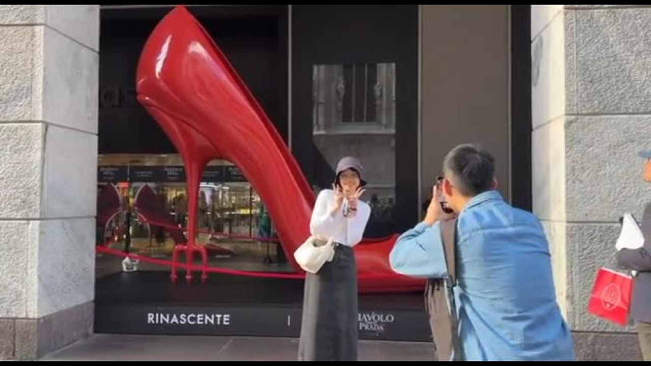 A Milano pioggia di scatti per le scarpe giganti del Diavolo Veste Prada