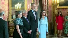 La Reina Letizia enamora en su cita con el mundo de las Letras con un total look 'azul bebé'