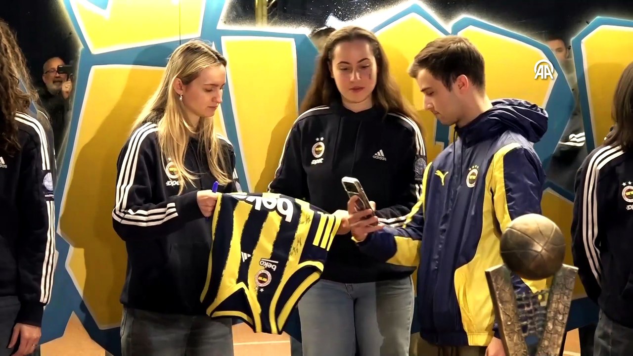 Fenerbahçeli şampiyon kadın basketbolcular, taraftarlarla bir araya geldi | Ajansspor | AA