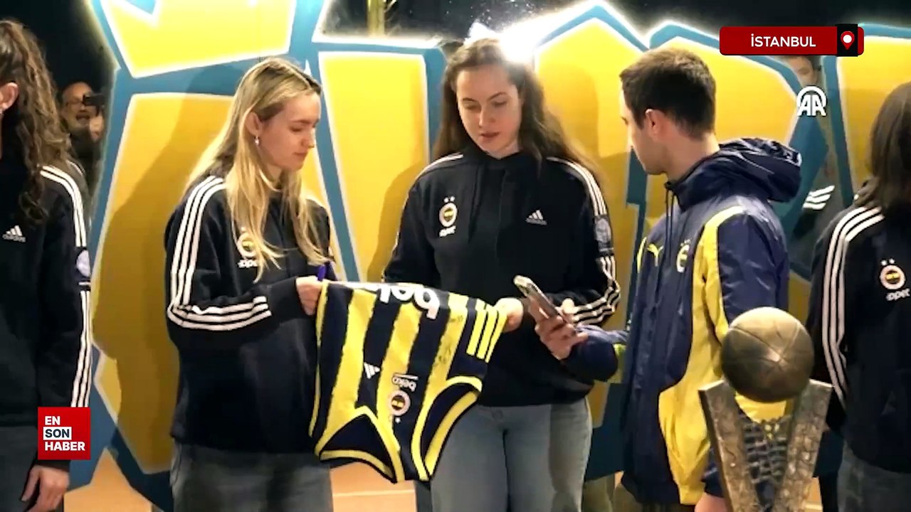 Fenerbahçeli şampiyon kadın basketbolcular, taraftarlarla bir araya geldi