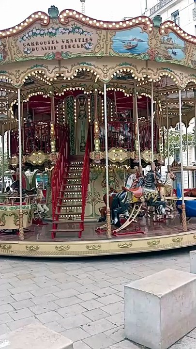 CARROUSEL d'Amour en cercle fermé
