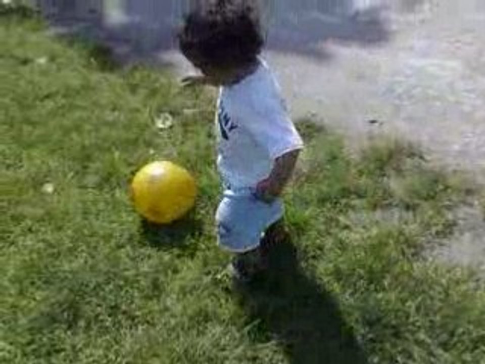 bébé raoul joue au ballon