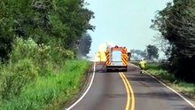 Caminhão com álcool combustível tomba, pega fogo e interdita PR-180