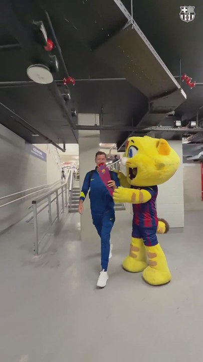 El regalo de la mascota del Barça a los jugadores por el día del libro