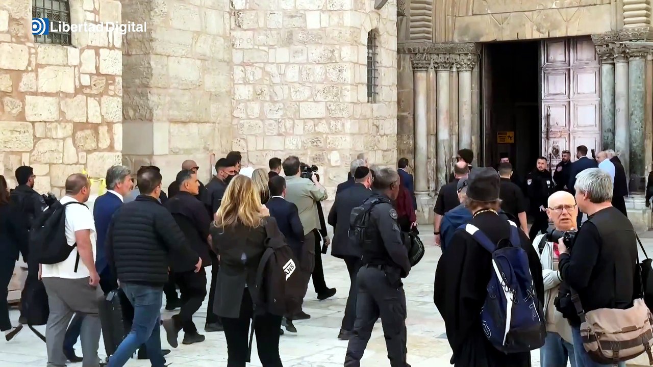 Javier Milei visita el Santo Sepulcro en Jerusalén y reza por el papa Francisco