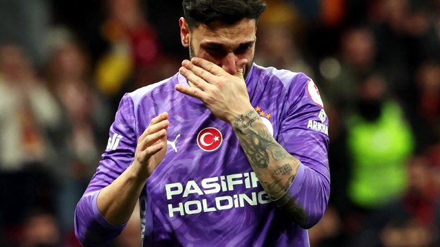 Galatasaray taraftarı büyük tepki gösterdi! Günay Güvenç maç sonu gözyaşlarını tutamadı
