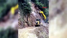 Rize’de heyelan: İş makinesi operatörü son anda kurtuldu