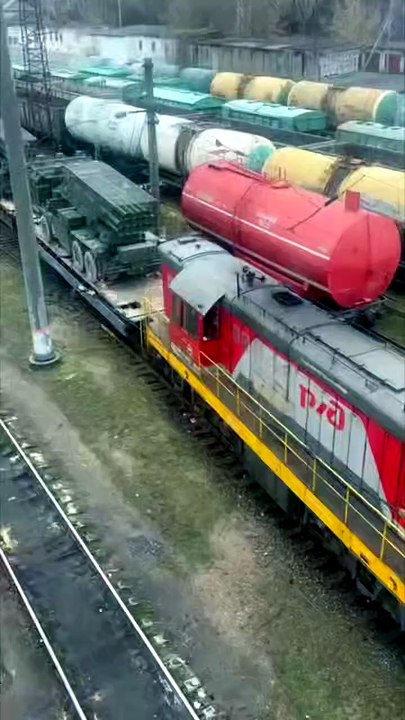 Trem militar russo transporta artilharia pesada rumo ao front