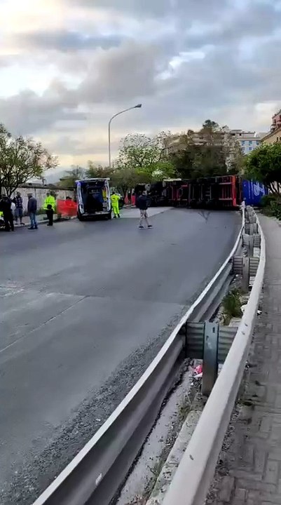 Tir si ribalta in via Messina Marine, Palermo paralizzata