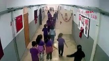 Minik yüreklerin Türk Bayrağı hassasiyeti kamerada... Helal olsun size çocuklar!