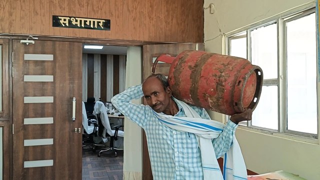 अलवर जिला परिषद की बैठक में दिखा अनोखा विरोध, गैस सिलेंडर कंधे पर लेकर पहुंचे पार्षद