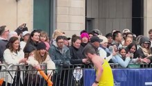Dos personas ayudan a un corredor desfallecido en la Maratón de Boston
