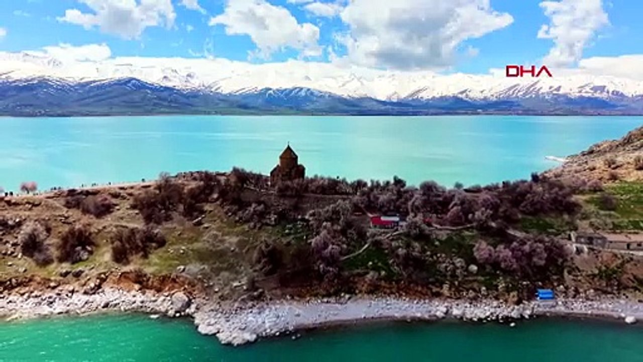 Akdamar Adası'nda turist yoğunluğu