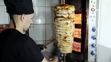 23 Nisan'da depremzede öğrencilere ücretsiz döner dağıttı