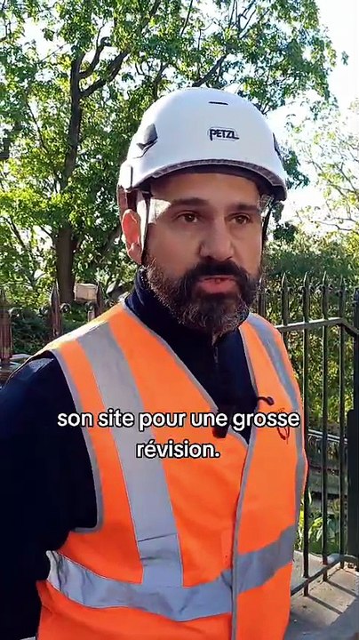 La cabine du funiculaire de Montmartre part en révision