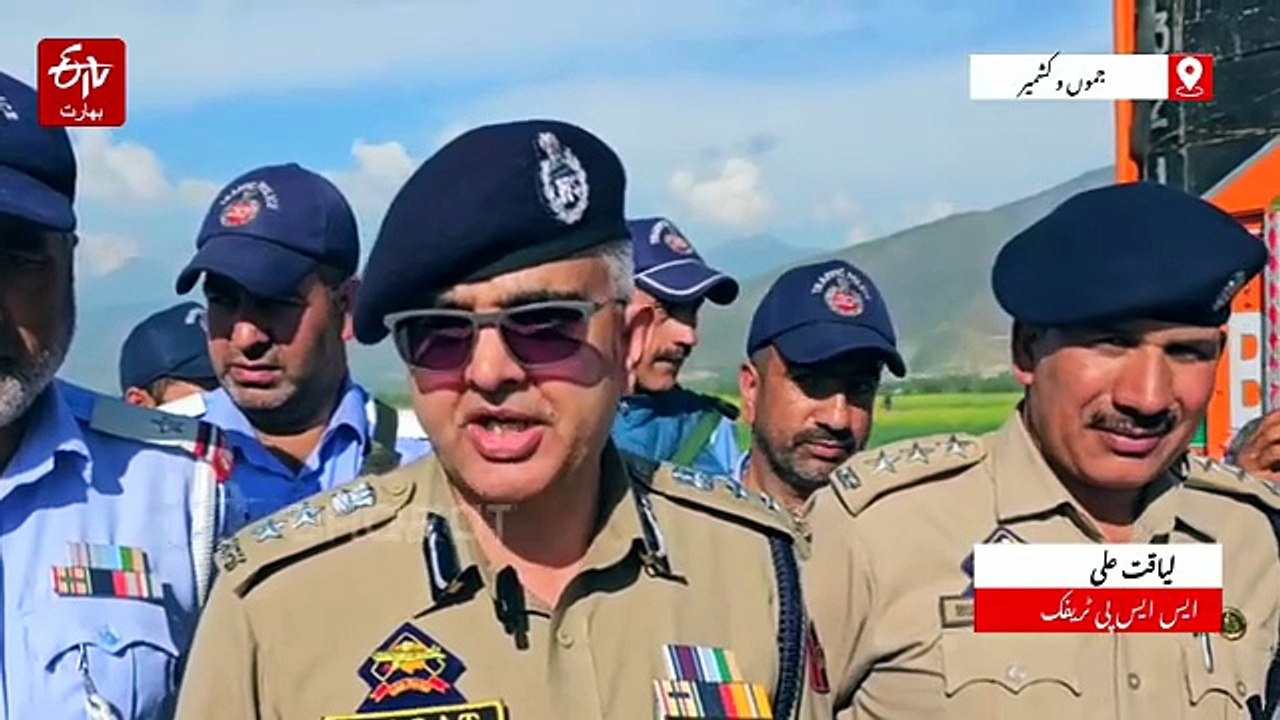 قومی شاہراہ پر ٹریفک قوانین کی پاسداری کے لیے ٹریفک پولیس سرگرم