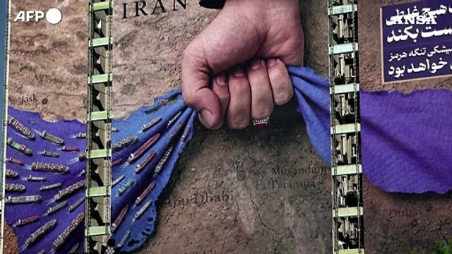 A Teheran uno striscione celebra il controllo dell'Iran su Hormuz