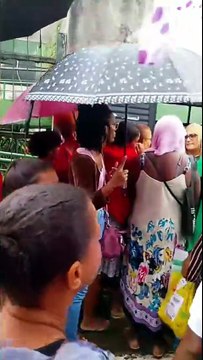 Pacientes enfrentam chuva e protestam por falta de atendimento em hospital de Simões Filho