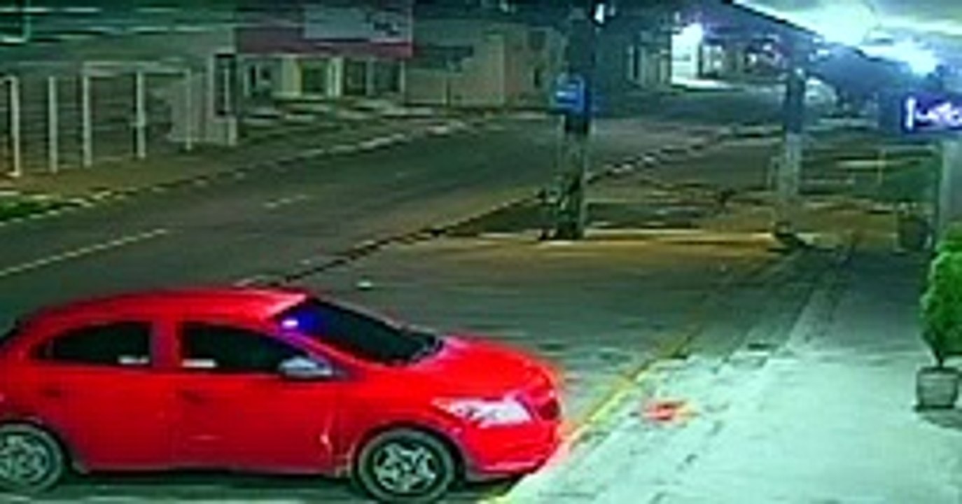 Vídeo mostra momento em que criminosos rendem homem e roubam moto