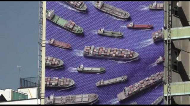 Teheran sfida Trump con un maxi-banner su Hormuz