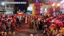 差點炸場！阿伯10公尺鞭炮衝迎大甲媽 警民火速攔阻