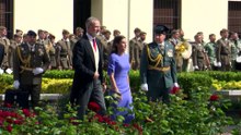 La Reina Letizia acapara las miradas con su vestido violeta en la entrega del Premio Cervantes