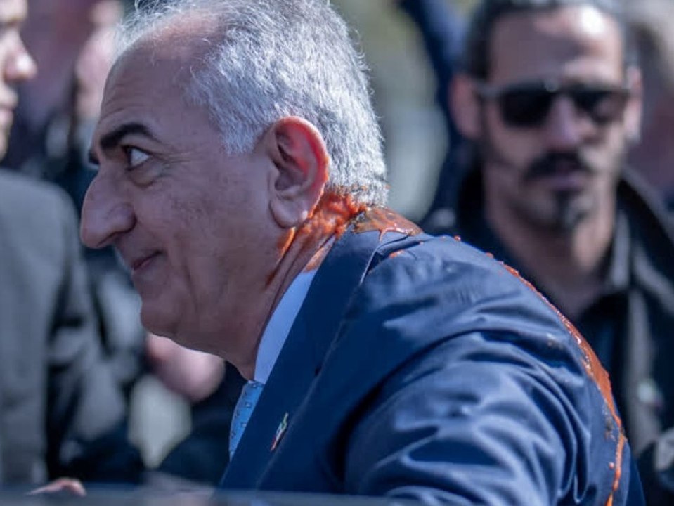 Angriff in Berlin: Reza Pahlavi mit roter Soße attackiert